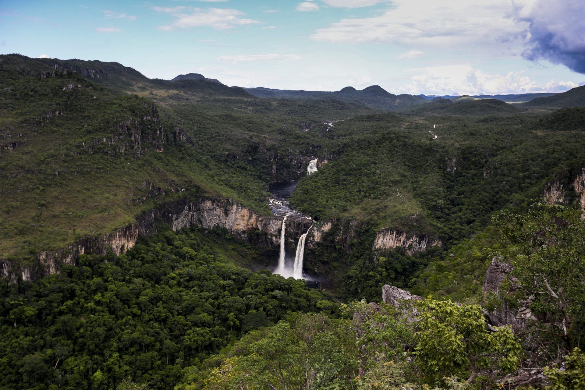 Vista panorâmica dos Saltos do Rio Preto, no Parque Nacional da Chapada dos Veadeiros, com cânion e mata verde