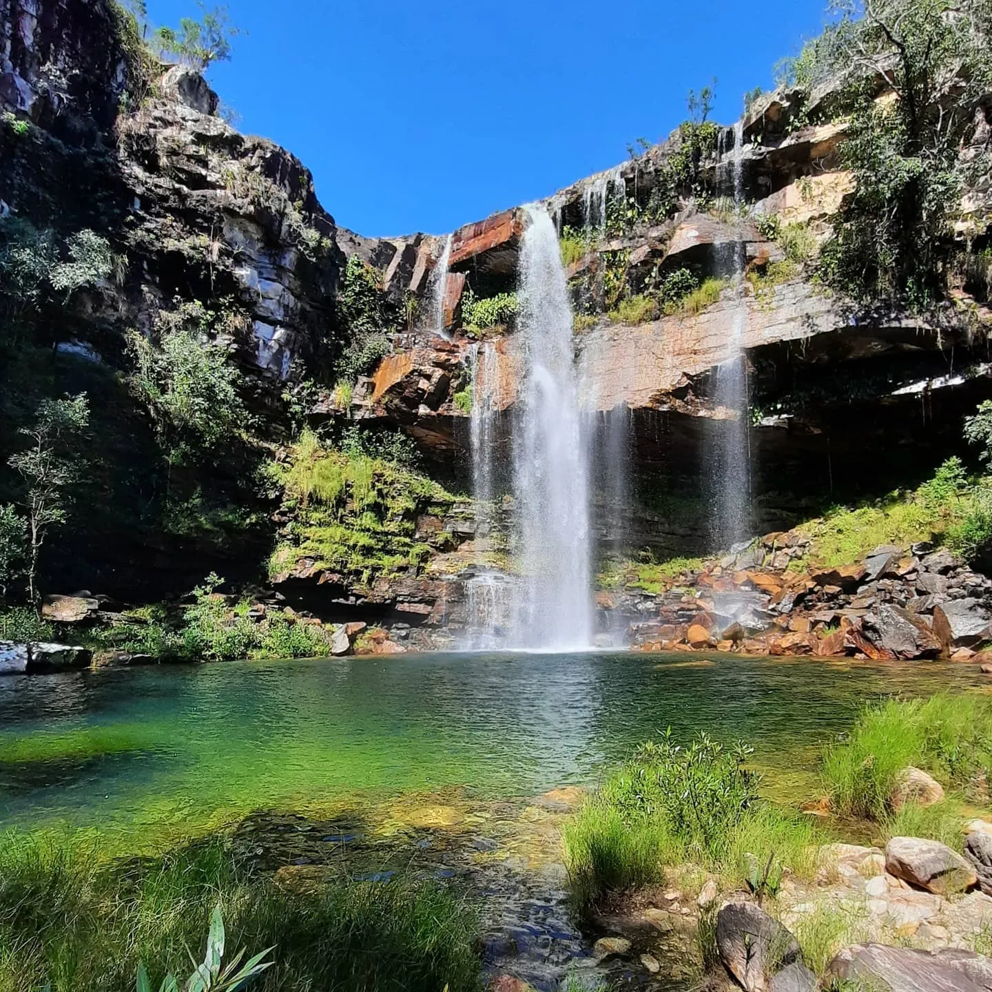 Santuário Cachoeira Cordovil na Chapada dos Veadeiros com águas límpidas e formações rochosas