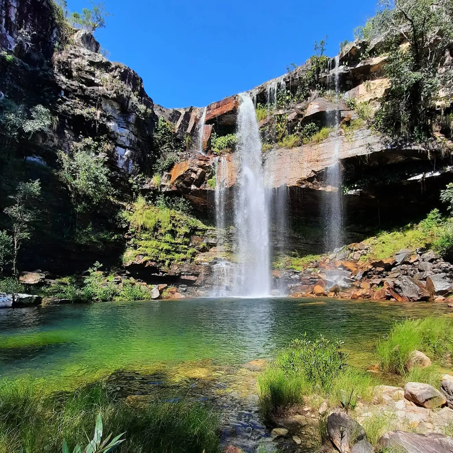 Santuário Cachoeira Cordovil na Chapada dos Veadeiros com águas límpidas e formações rochosas